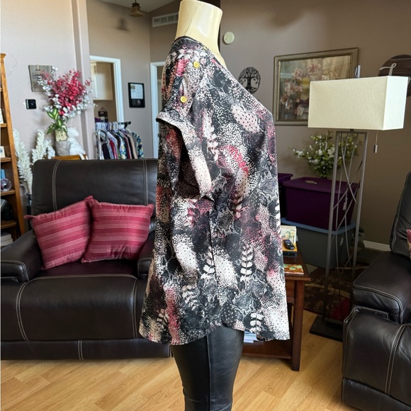 MPH Collection multicolored short sleeve Vneck blouse-size 1X - Picture 3 of 9